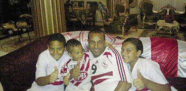 «طارق» مع أولاده