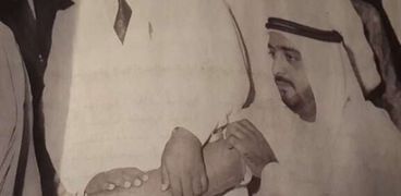 الشيخ خليفة بن زايد يتبرع بالدم في حرب أكتوبر 1973