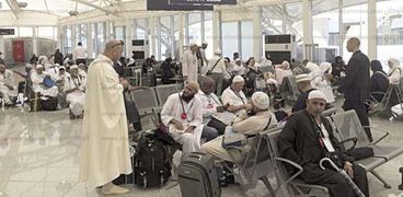 الحجاج المصريون ينهون اجراءات عودتهم داخل مطار المدينة المنورة