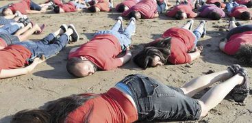 نشطاء مغاربة تضامنوا مع «إيلان» بالنوم على الشاطئ