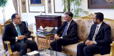 سفير بريطانيا بالقاهرة يشيد بإصلاحات الحكومة في قطاع الطاقة