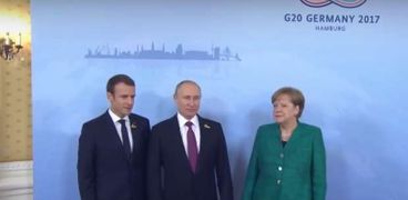 الرئيسين الروسي فلاديمير بوتين والفرنسي إيمانويل ماكرون والمستشارة الألمانية أنجيلا ميركل