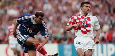 زيدان يسدد كرة على مرمى كرواتيا في نصف نهائي مونديال 1998