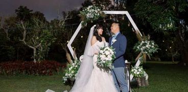 الزوجان في حفل زفافهما الذي استر رغم ثورة بركان "تال"