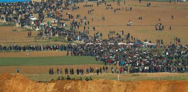 توافد آلاف الفلسطينيين شرق مدينة غزة