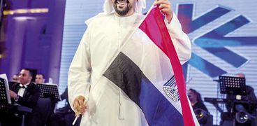 حسين الجسمى يرفع علم مصر أثناء الحفل