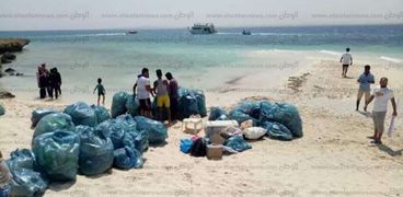 حملة لنظافة جزيرة مجاويش بالغردقة