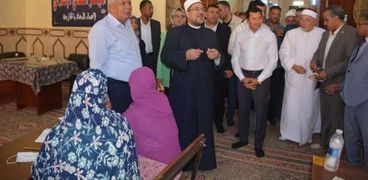 َوزير الأوقاف ومحافظ الوادي الجديد يتفقدان البرنامج الصيفي للطفل بالمجمع الإسلامي بالخارجة