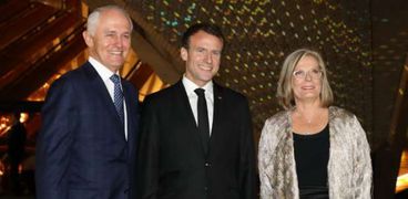 الرئيس الفرنسي إيمانويل ماكرون يتوسط رئيس الوزراء الأسترالي مالكولم ترنبول وزوجته لوسي ترنبول