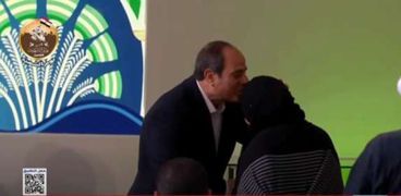 الرئيس عبد الفتاح السيسي يقبل رأس والدة أحد الشهداء