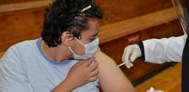 تطعيم الطلاب ضد فيروس كورونا