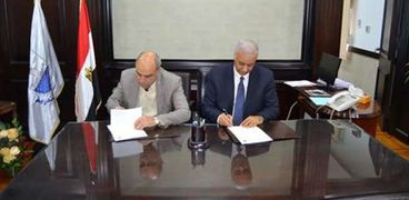 رئيس جامعة الإسكندرية يوقع إتفاقية مع الجامعة الأهلية الفرنسية