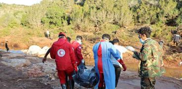 متطوعون ضمن فرق الإنقاذ يواصلون انتشال جثث ضحايا فيضان ليبيا
