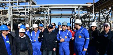 وزير البترول خلال تفقد مشروع مصنع الشركة المصرية البحرينية