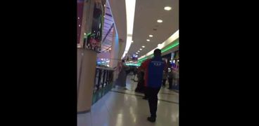 سعودي يحاول  إلقاء شاب من الطابق الثالث  بمول في الرياض