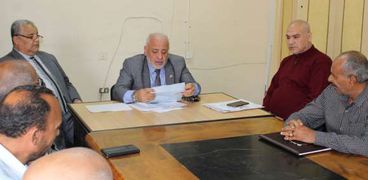 وكيل وزارة التعليم في المنيا خلال اجتماع سابق