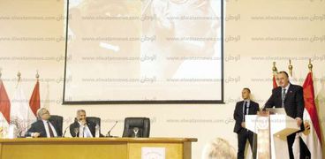وزير الآثار خلال مؤتمر صحفىللإعلان عن كشف أثرى