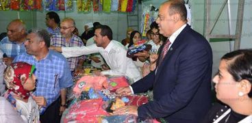 اللواء علاء أبوزيد محافظ مطروح خلال توزيع ملابس العيد للايتام وذوى الاحتياجات الخاصه