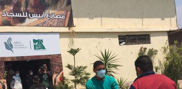 مصر الخير توزع الكراتين على العاملين بمصنع أبيس للكليم