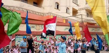 طلاب يرفعون" الكفن ورايات مصر "لتكريم أسرة الشهيد "محمد رشوان "بالمحلة