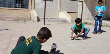 أطفال سوريون  في فناء المدرسة