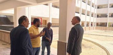 رئيس جامعة الأقصر يتابع أعمال التشطيبات بالمشروعات الجامعية بمدينة طيبة