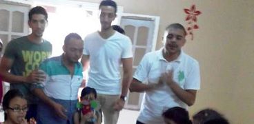 الصديقان محمد واحمد مع الاطفال الذين اعتادوا على زيارتهم