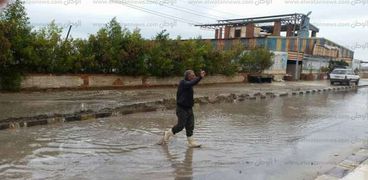 رئيس مدينة مصيف بلطيم يتراس حملة لشفط مياه الامطار