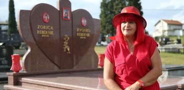 زوريكا ريبيرنيك أمام شاهد مقبرتها الحمراء