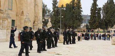 الشرطة الإسرائيلية تساعد المستوطنين في اقتحام الأقصى