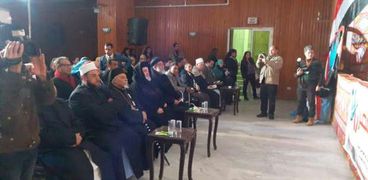 مسلمون ومسيحيون يصلون من أجل السلام بالكنيسة الكاثوليكية باسيوط "سلاماً لمصر"