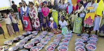 مساعدات غذائية قدمها "مصطفى" لعدد من الأفارقة