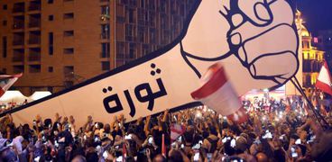 المتظاهرون اللبنانيون يعيدون رفع "قبضة الثورة" في وسط العاصمة بيروت