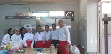 طلبة المدارس الفندقية بالجيزة خلال تصنيع الكعك والبسكويت
