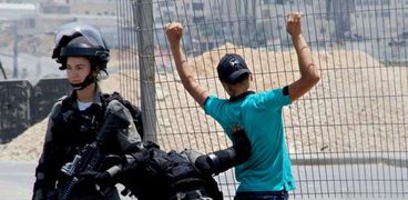 الاحتلال الإسرائيلي يعتقل فلسطيني - صورة أرشيفية