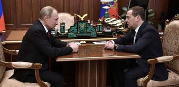 بوتين ورئيس وزراء الحكومة الروسية المستقيل