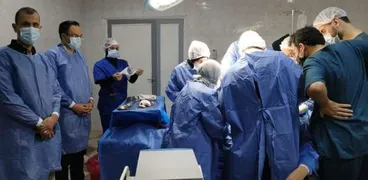 إجراء عملية جراحية نادرة بالمنوفية