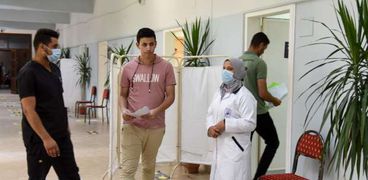 الطلاب خلال الكشف الطبي بجامعة القاهرة