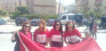 سيدات يرتدين"تيشيرتات" مرسوم عليها علم مصر