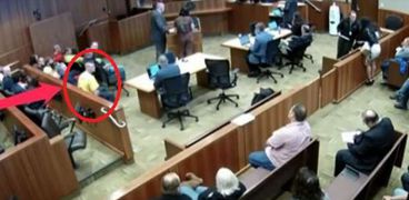 بالفيديو| محاولة هروب مجنونة لمتهم مقيد اليدين من قاعة المحكمة