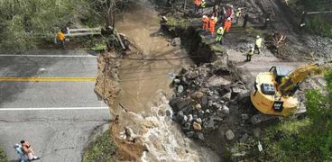 إصلاح أحد الطرق في كاليفورنيا بسبب الفيضانات