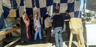 محافظ أسوان يقرر غلق وإزالة الشوادر العشوائية لمنع اللحوم