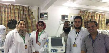 شيرين حمدي وأطباء المستشفى مع الجهاز