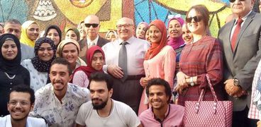 صورة تذكارية لمحافظ القاهرة ورئيس جامعة عين شمس مع الطلاب المنفذين للمباردة