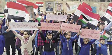 أطفال المدارس يرفعون اللافتات تضامناً مع أهالى «الجولان»