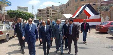 وزير التنمية المحلية ومحافظ القاهرة يتفقدان سير عملية الاستفتاء
