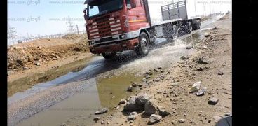 مياه الصرف الصناعي بـ"بياض العرب" تقطع الطريق الصحرواي الشرقي ببني سويف