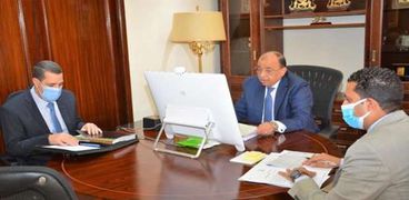 وزير التنمية المحلية خلال اجتماعه مع محافظ القاهرة ونوابه عبر «الفيديو كونفرانس»