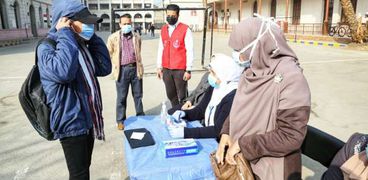 توزيع كمامات طبية مجانا على طلاب المدرسة السعيدية الثانوية بالقاهرة