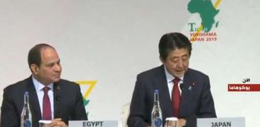 رئيس الوزراء الياباني السابق شينزو آبي والرئيس السيسي